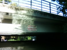 Blödsinniges Warnschild. Der Ausstieg für die taugliche Umtragung ist hinter der Brücke, und in dem Bereich ist es(außer bei extremen Hochwasser vielleicht)ungefährlich.